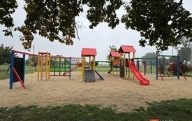Nowy plac zabaw w Dziembakowie 6