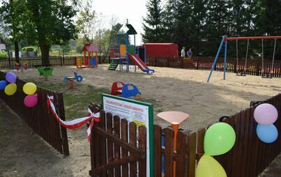 Zdjęcie do Otwarcie placu zabaw i ścieżki przyrodniczo - dydaktycznej przy Publicznym Przedszkolu w Studzieńcu